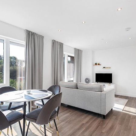 Modern 1 Bedroom Apartment With Parking In Colindale, London Эджвар Экстерьер фото
