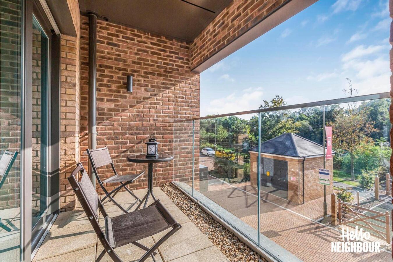 Modern 1 Bedroom Apartment With Parking In Colindale, London Эджвар Экстерьер фото